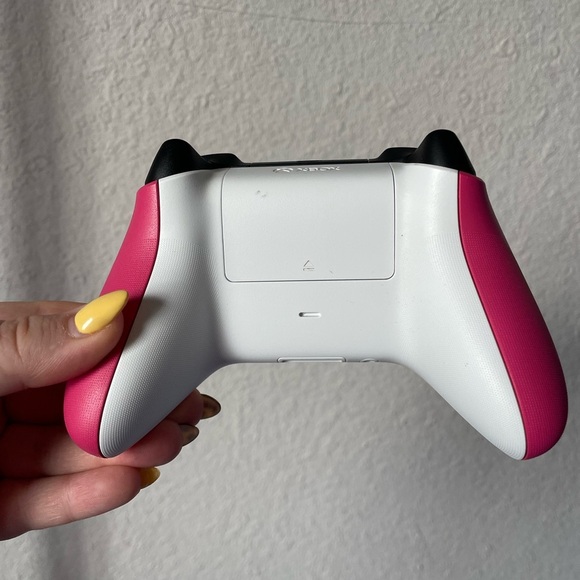 XBOX hot pink controller - Picture 2 of 2